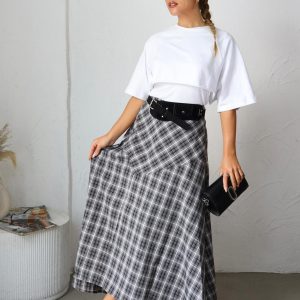 חצאית משבצות עם חגורה בצבעים